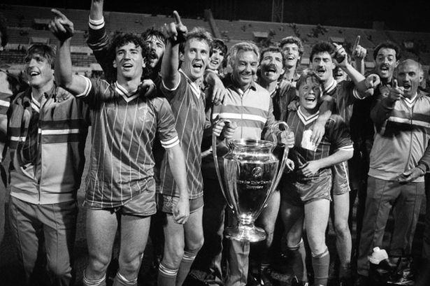 Năm 1984. Liverpool ăn mừng chức vô địch Cúp C1 thứ tư sau khi đánh bại Roma ngay trên sân nhà của đối thủ.